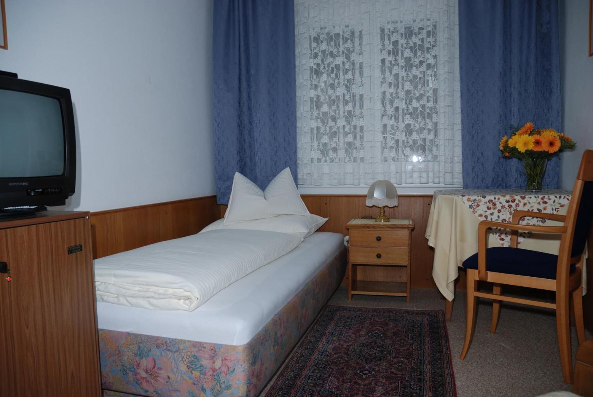 Kirchenwirt Hotel Velden am Woerthersee Room photo